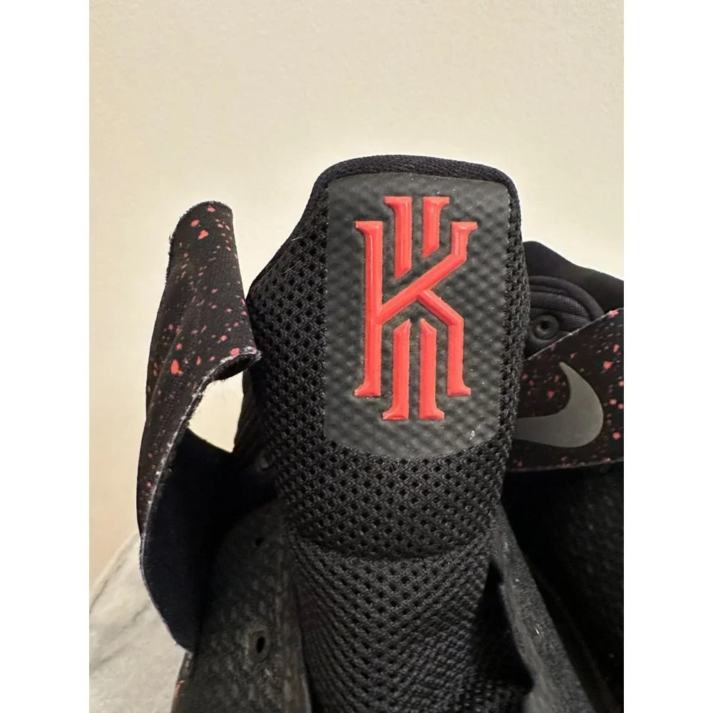 Nike Kyrie Basketball 🏀 Black Speckle Sneakers size 5.5Y (laces‎ not included)